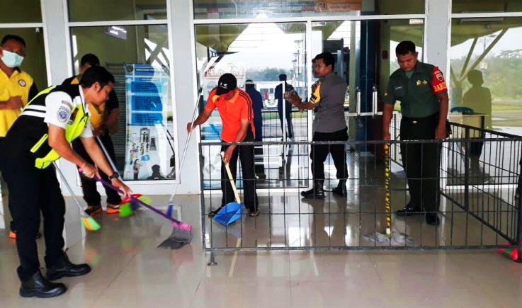 Personel TNI-Polri, gelar goro bersih masjid di Bandara Tuanku Tambusai, dalam rangka mengantisipasi penyebaran wabah virus Corona. Goro digelar di Kecamatan Rambah Samo dan Rambah Hilir.